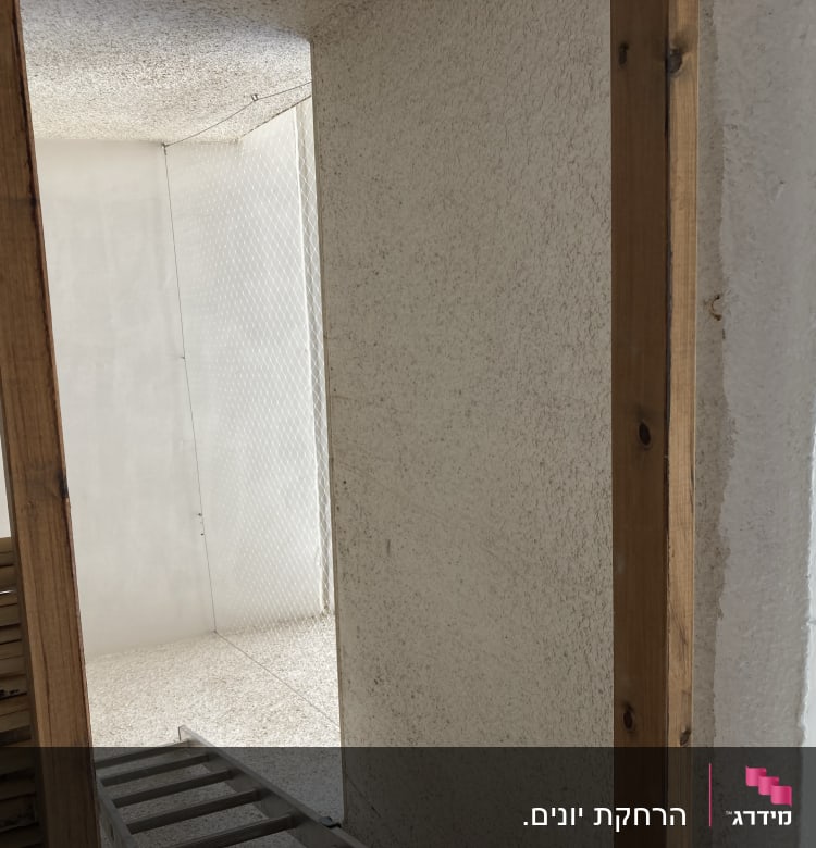 רשת למניעת כניסת יונים במרפסת